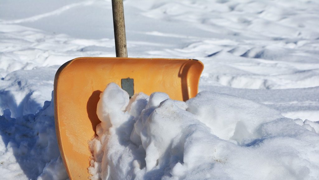 Последствия снегопада в Восточном устраняют в круглосуточном режиме