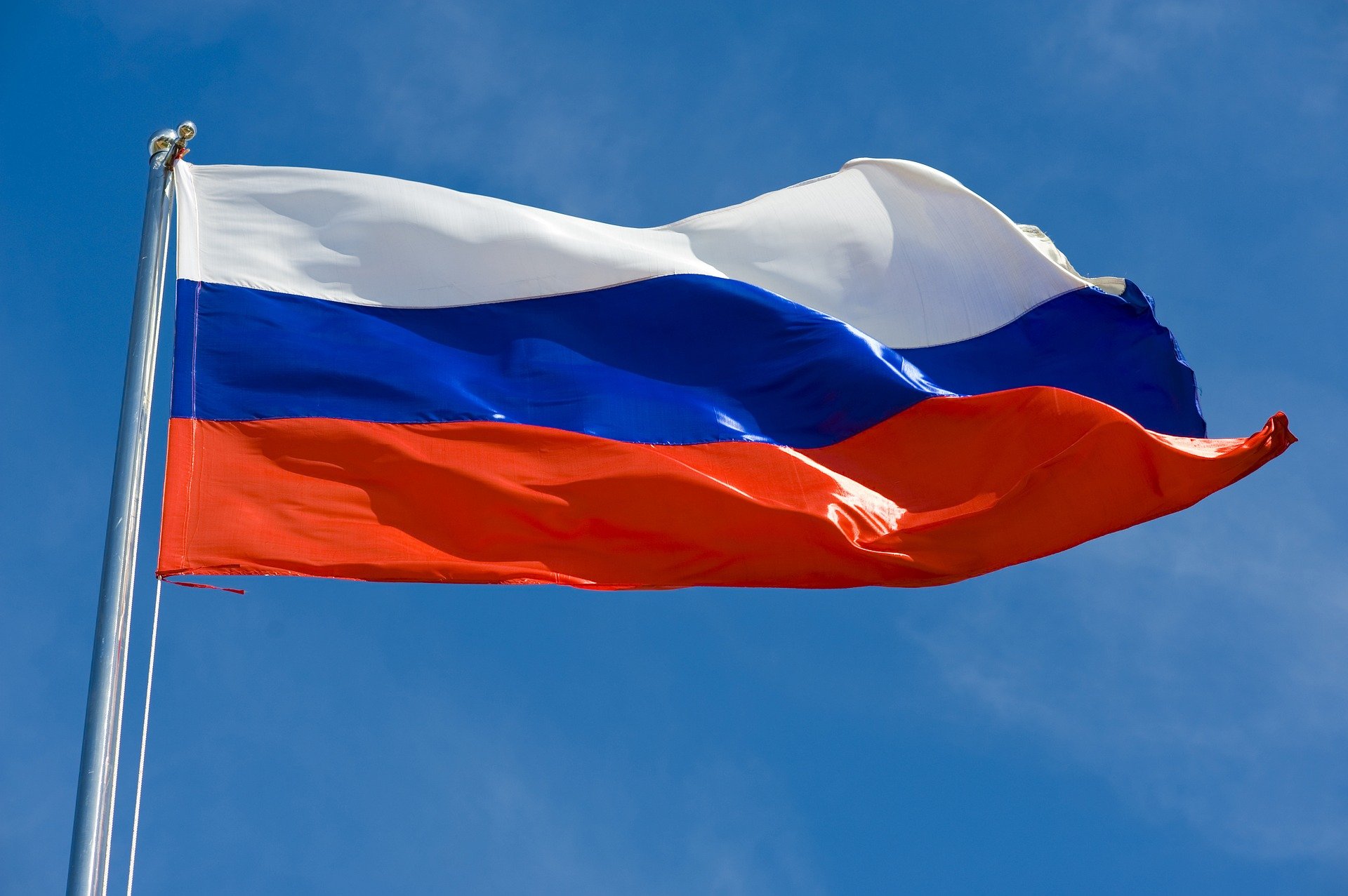 Перевернутый флаг государства на Главной перевесят